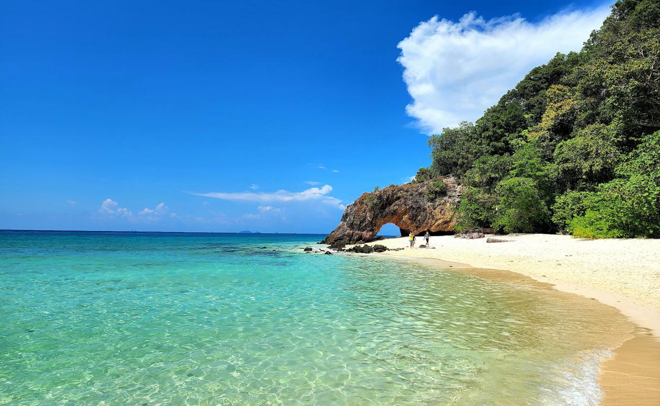 Photo de Plage de Koh Khai avec sable fin blanc de surface