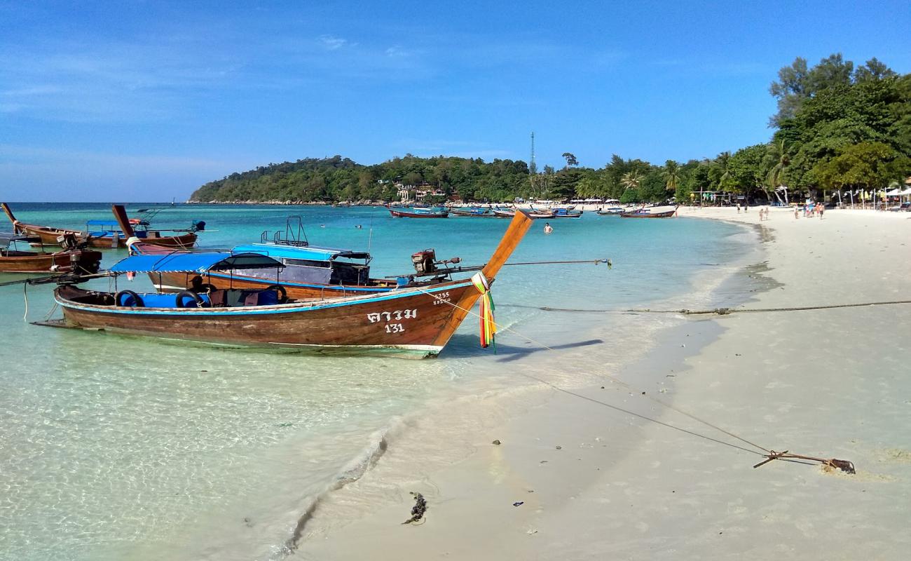 Photo de Pattaya Beach Ko Lipe avec sable fin blanc de surface