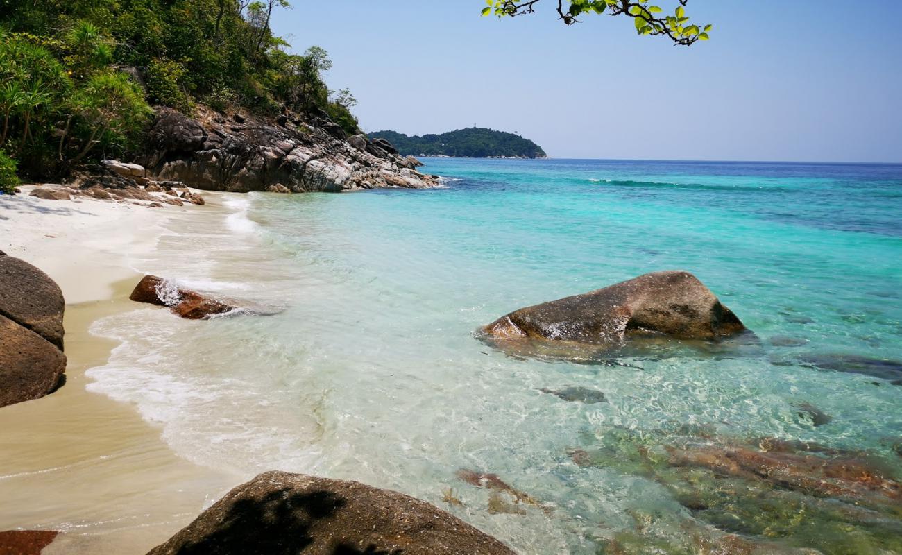 Photo de Patai Galah Beach avec sable fin blanc de surface