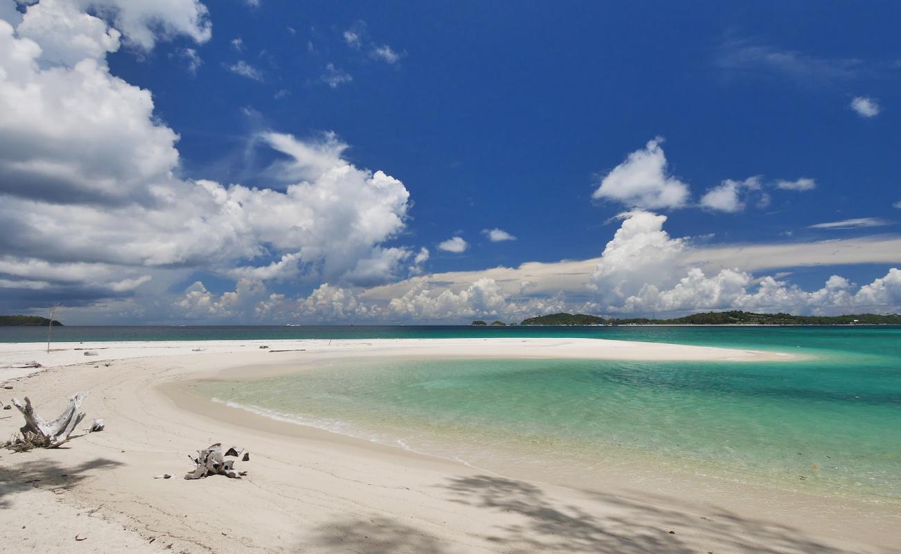 Photo de Koh Adang Camping Beach avec sable beige fin de surface