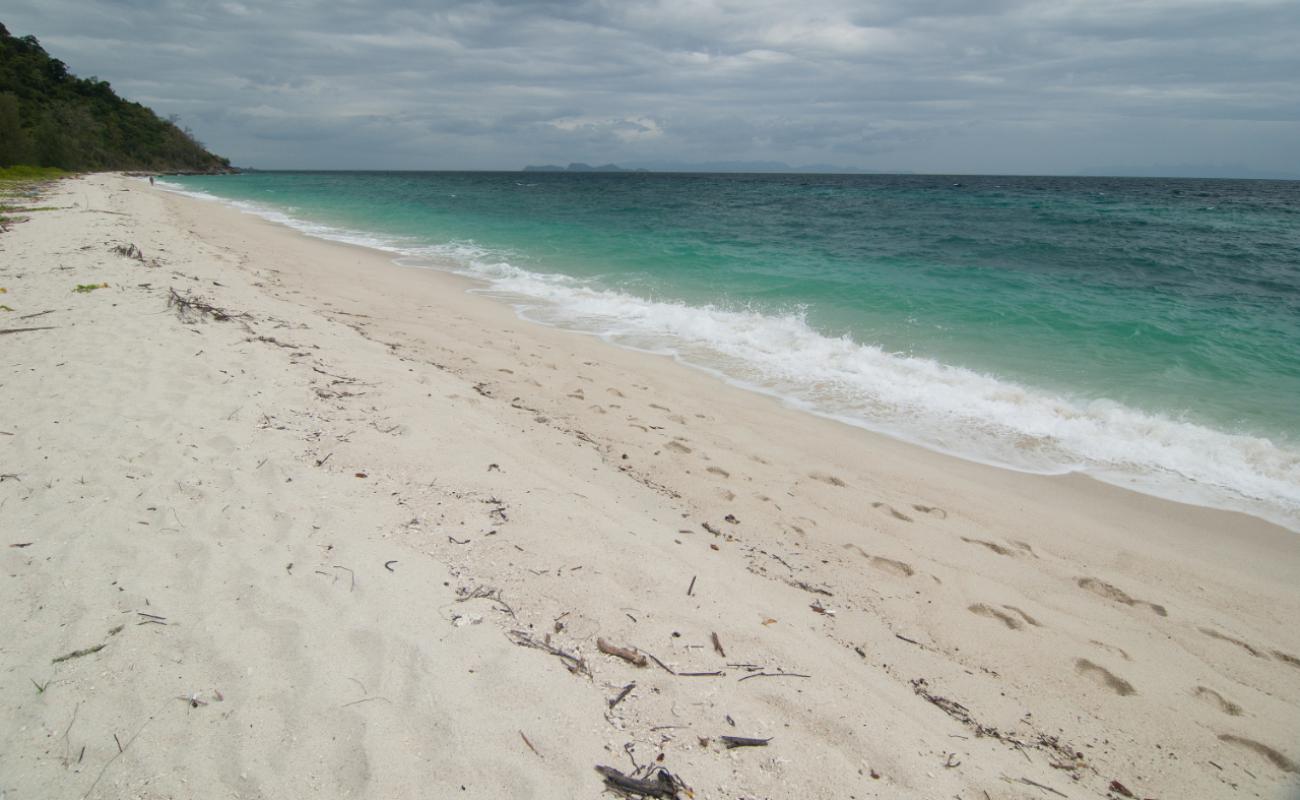 Photo de Koh Adang Camping II avec sable beige fin de surface