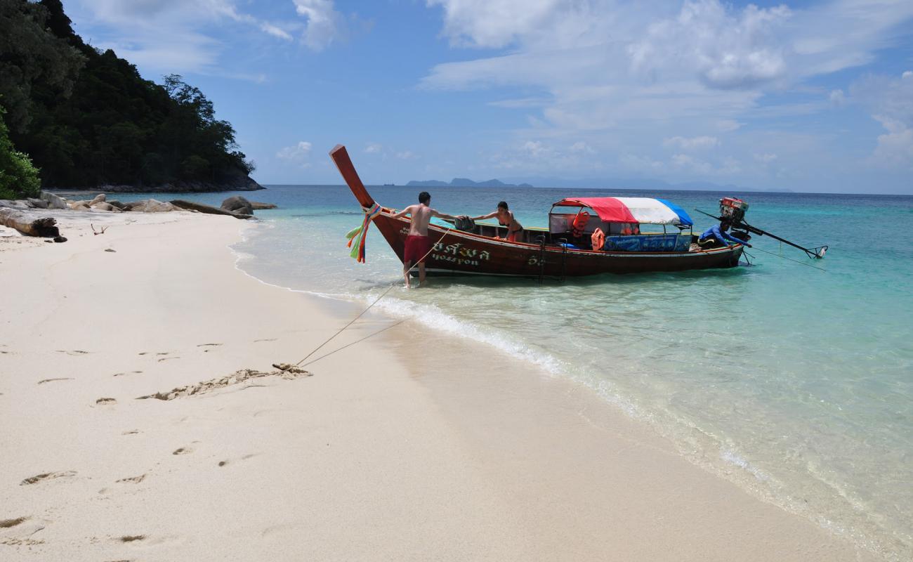 Photo de Koh Adang secret Beach avec sable beige fin de surface
