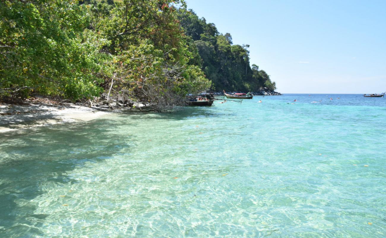 Photo de Koh Adang secret Beach II avec sable beige fin de surface