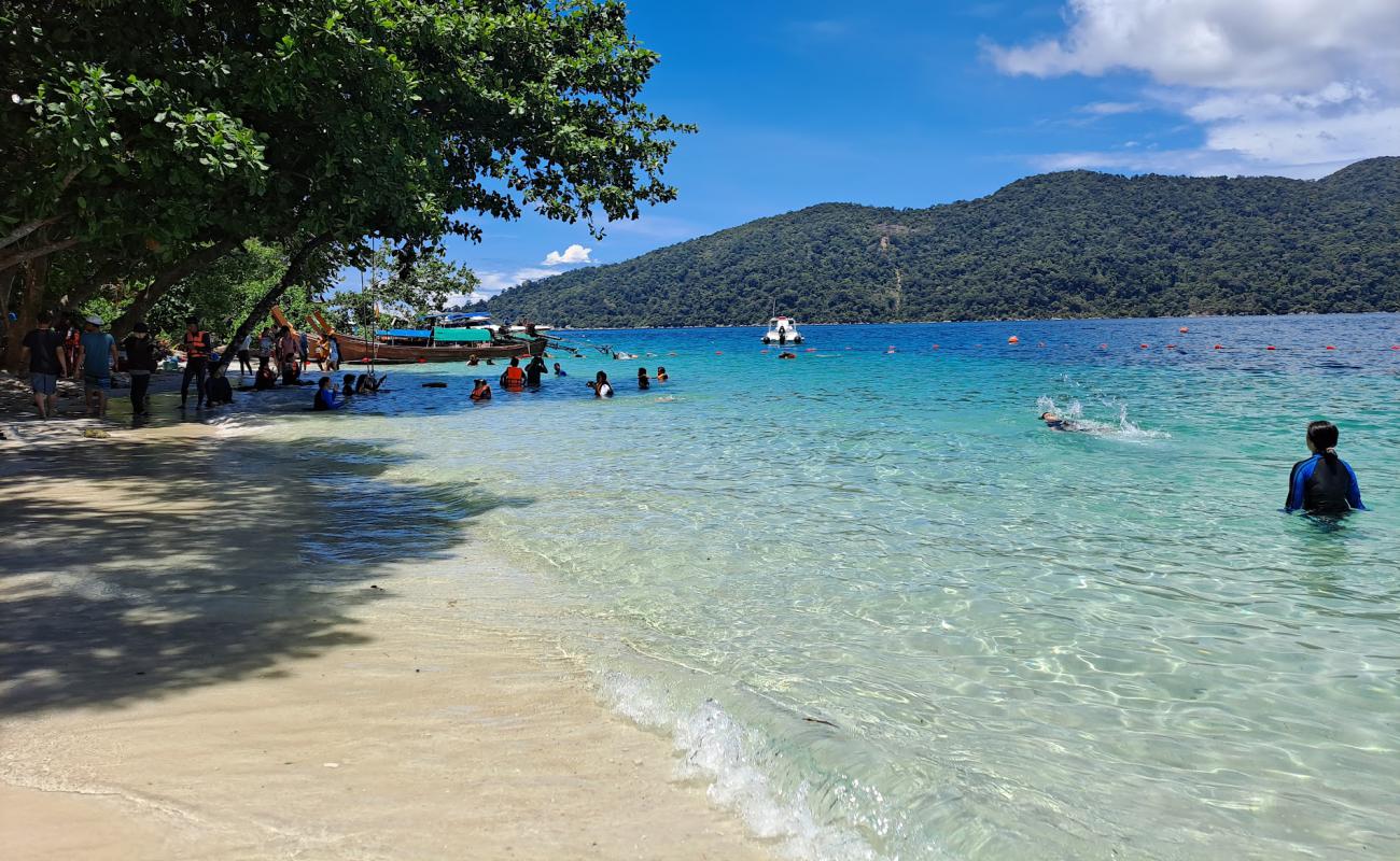 Photo de Sai Khao Beach avec sable fin blanc de surface