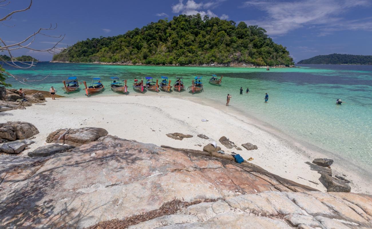 Photo de Plage de Koh Ro Khloi avec sable fin blanc de surface