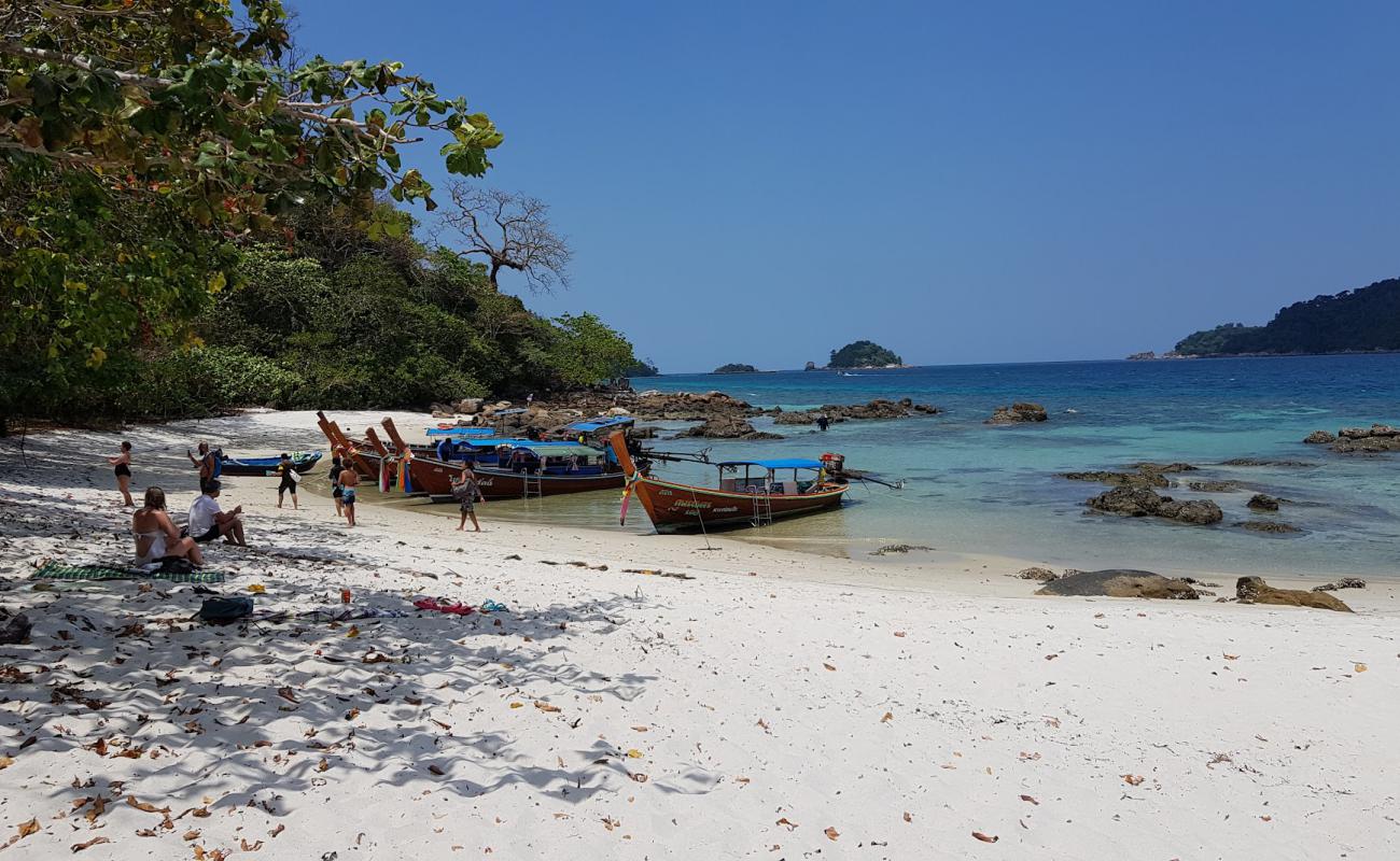 Photo de Plage Monkey avec sable fin blanc de surface