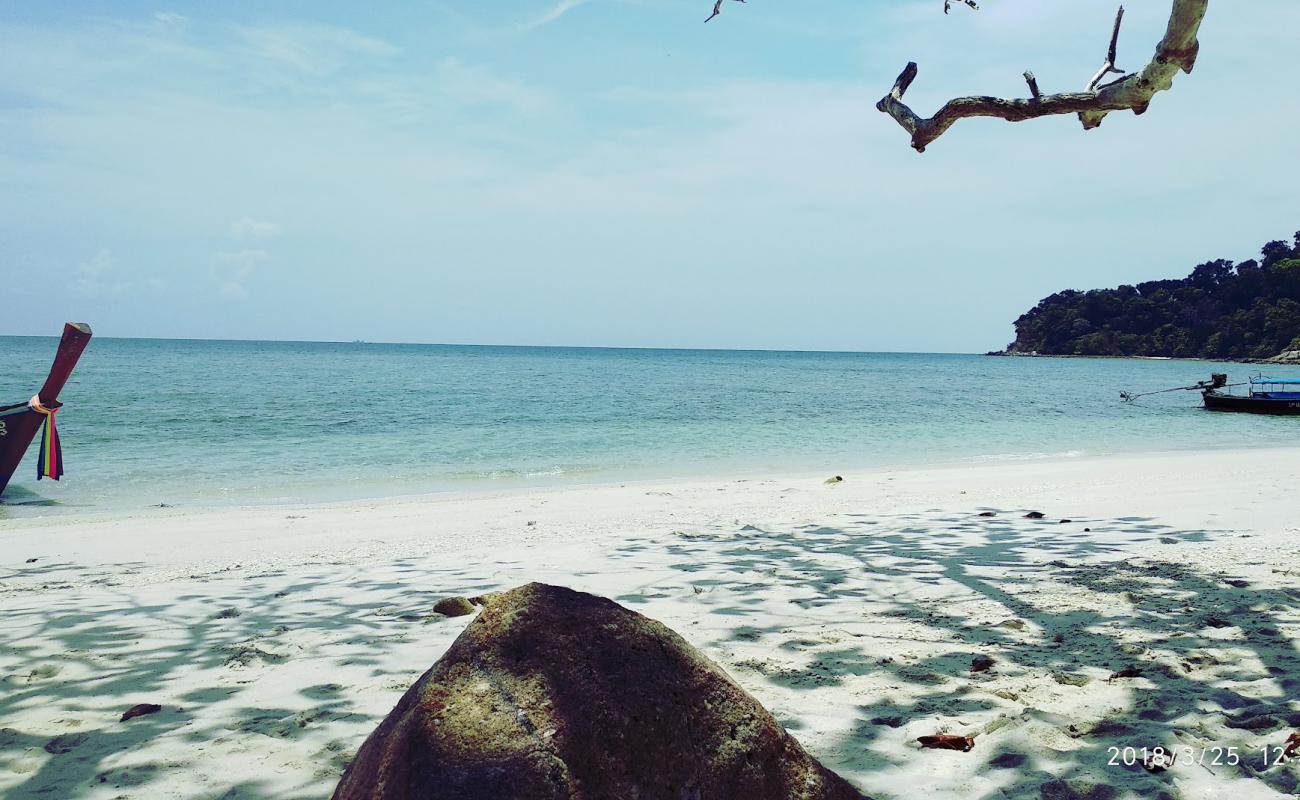 Photo de Layor Beach avec sable beige fin de surface
