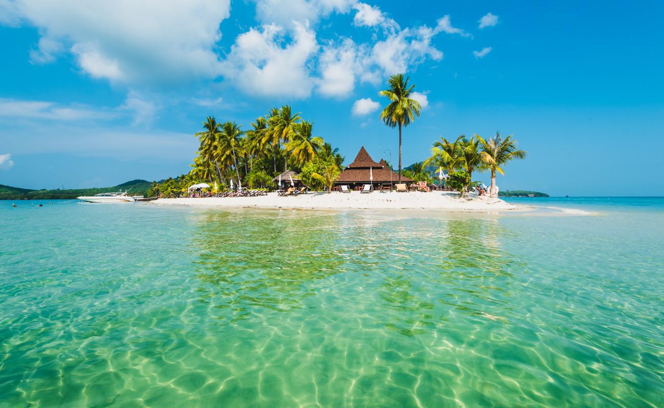 Photo de Plage de Perle avec sable fin blanc de surface