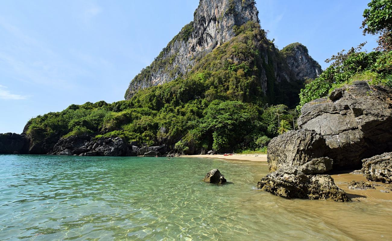 Photo de Sabai beach avec sable beige fin de surface