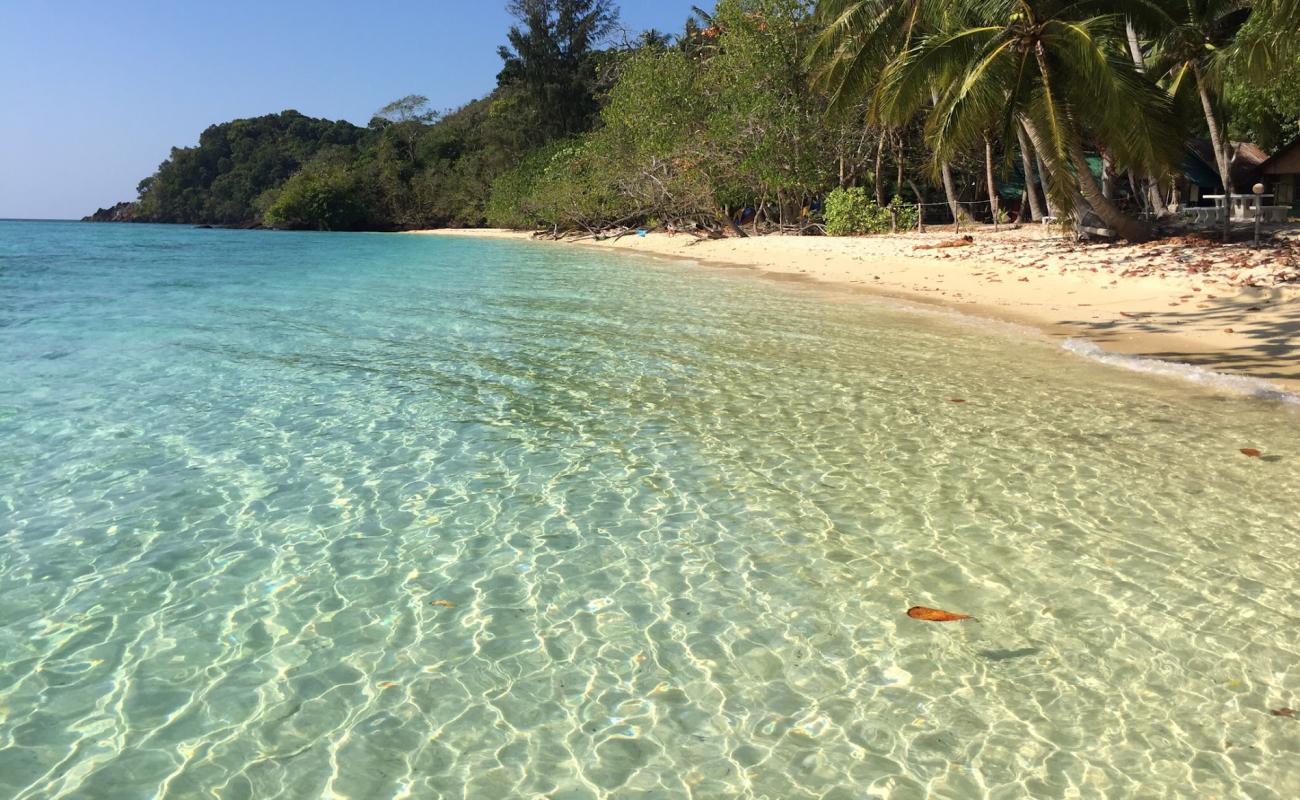 Photo de Ao-nieng Beach Resort avec sable fin blanc de surface
