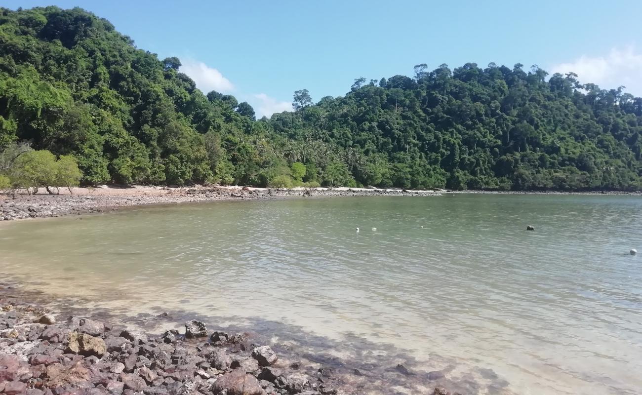 Photo de Ao Muang Beach avec sable beige & pierres de surface