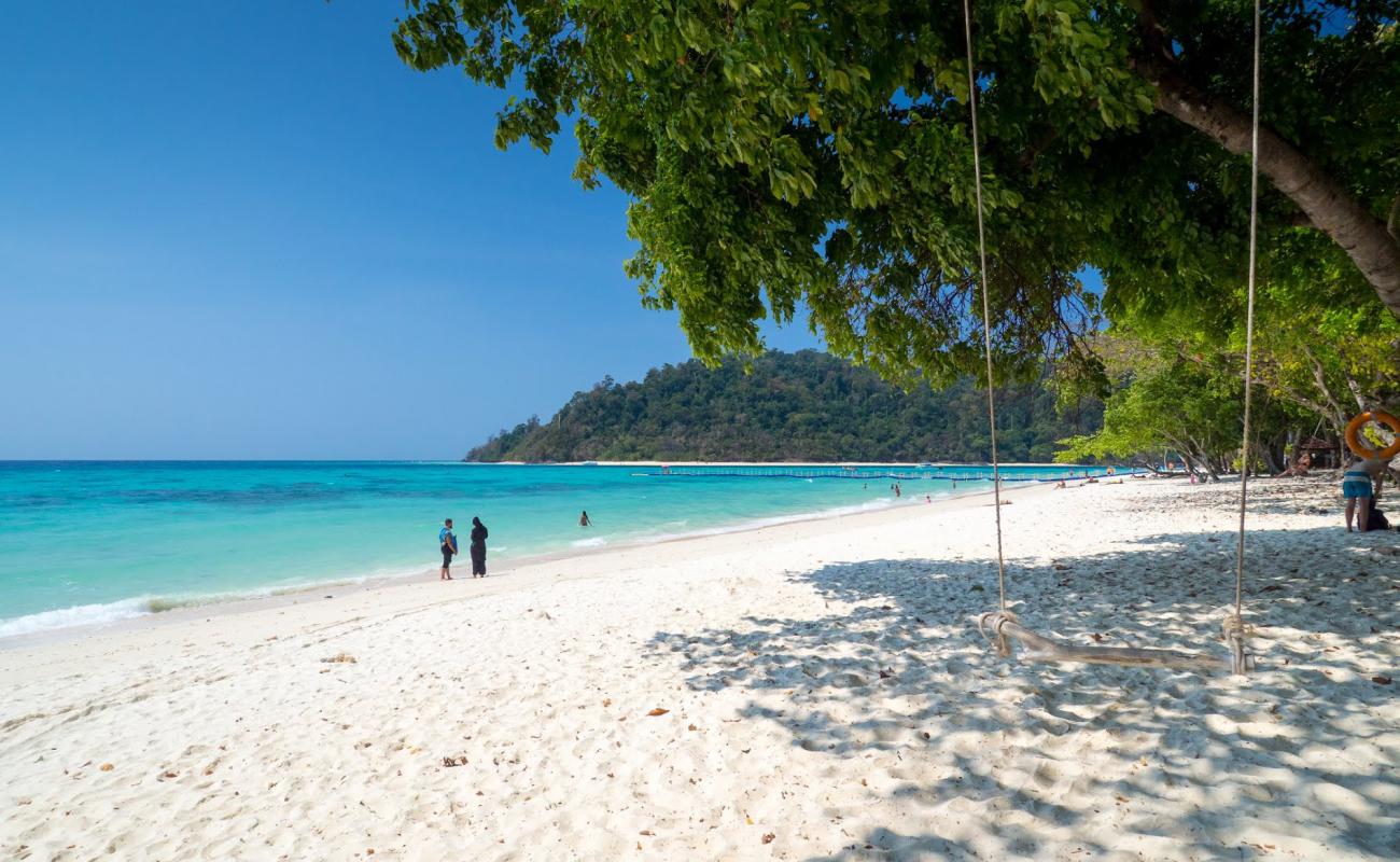 Photo de Plage de Koh Rok Yai avec sable fin blanc de surface