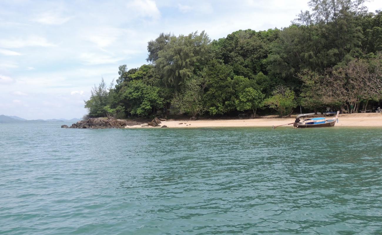 Photo de Bubu Beach Ko Lanta avec sable lumineux de surface