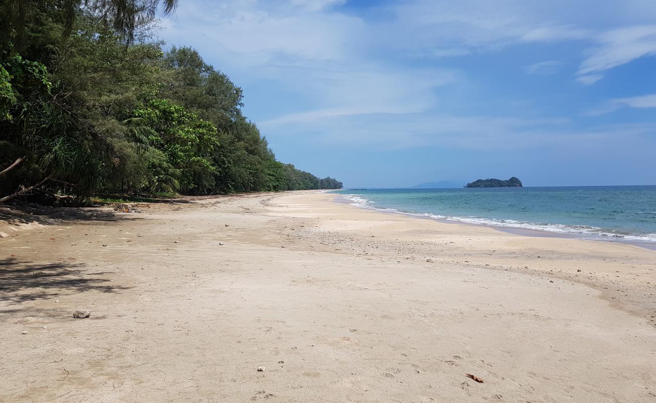 Photo de Koh Jum Beach avec sable lumineux de surface