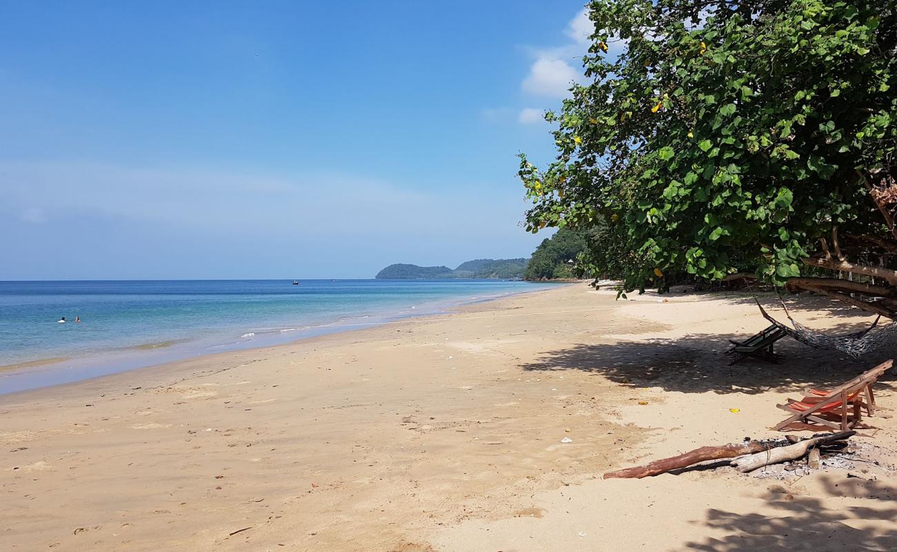 Photo de Ting-rai Beach avec sable beige de surface