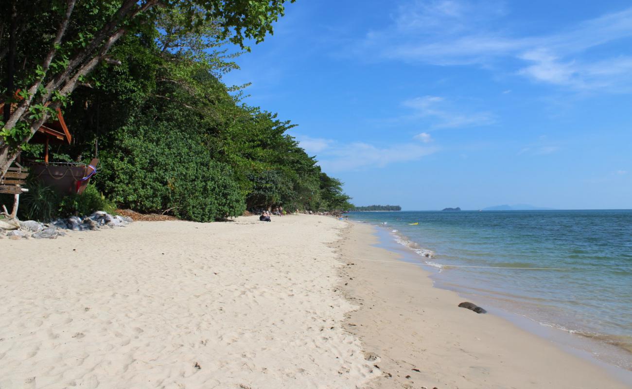 Photo de Koh Jum Beach avec sable beige de surface