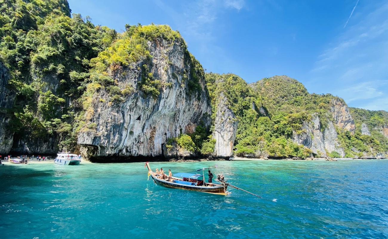 Photo de Monkey Bay Beach avec sable fin blanc de surface