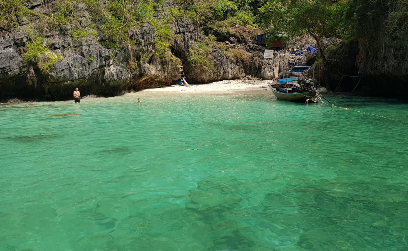 Photo de Wang Long Bay Beach avec sable fin blanc de surface