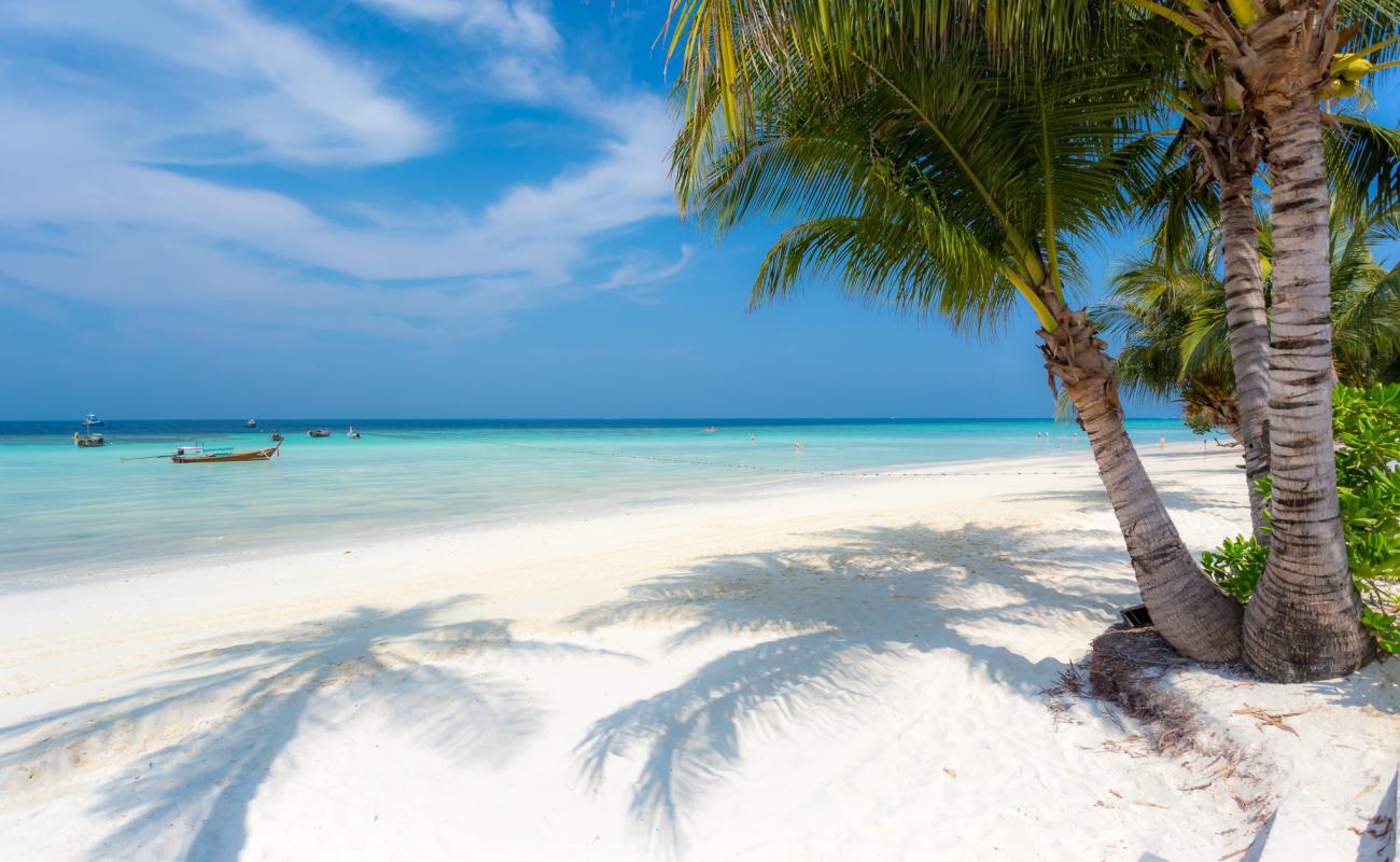 Photo de Plage de Laemtong avec sable fin blanc de surface