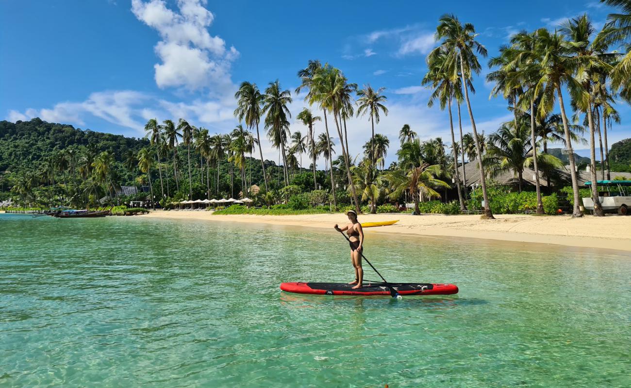 Photo de Plage du village de SAii Phi Phi. avec sable fin blanc de surface