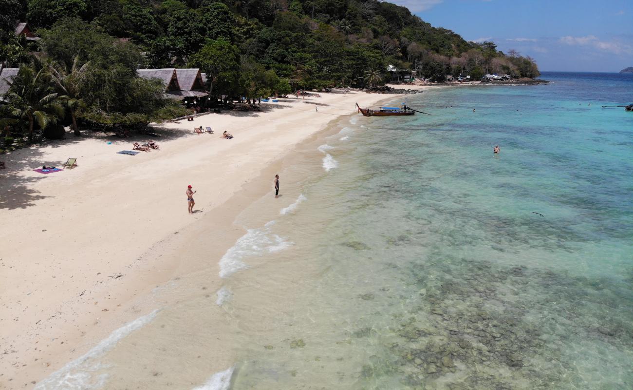 Photo de Phak Nam Bay Beach avec sable fin blanc de surface