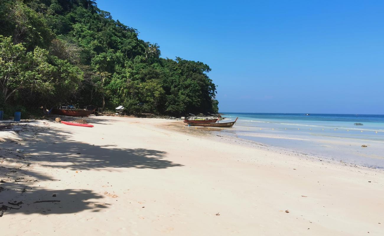 Photo de Plage de Loh Moo Dee avec sable beige fin de surface
