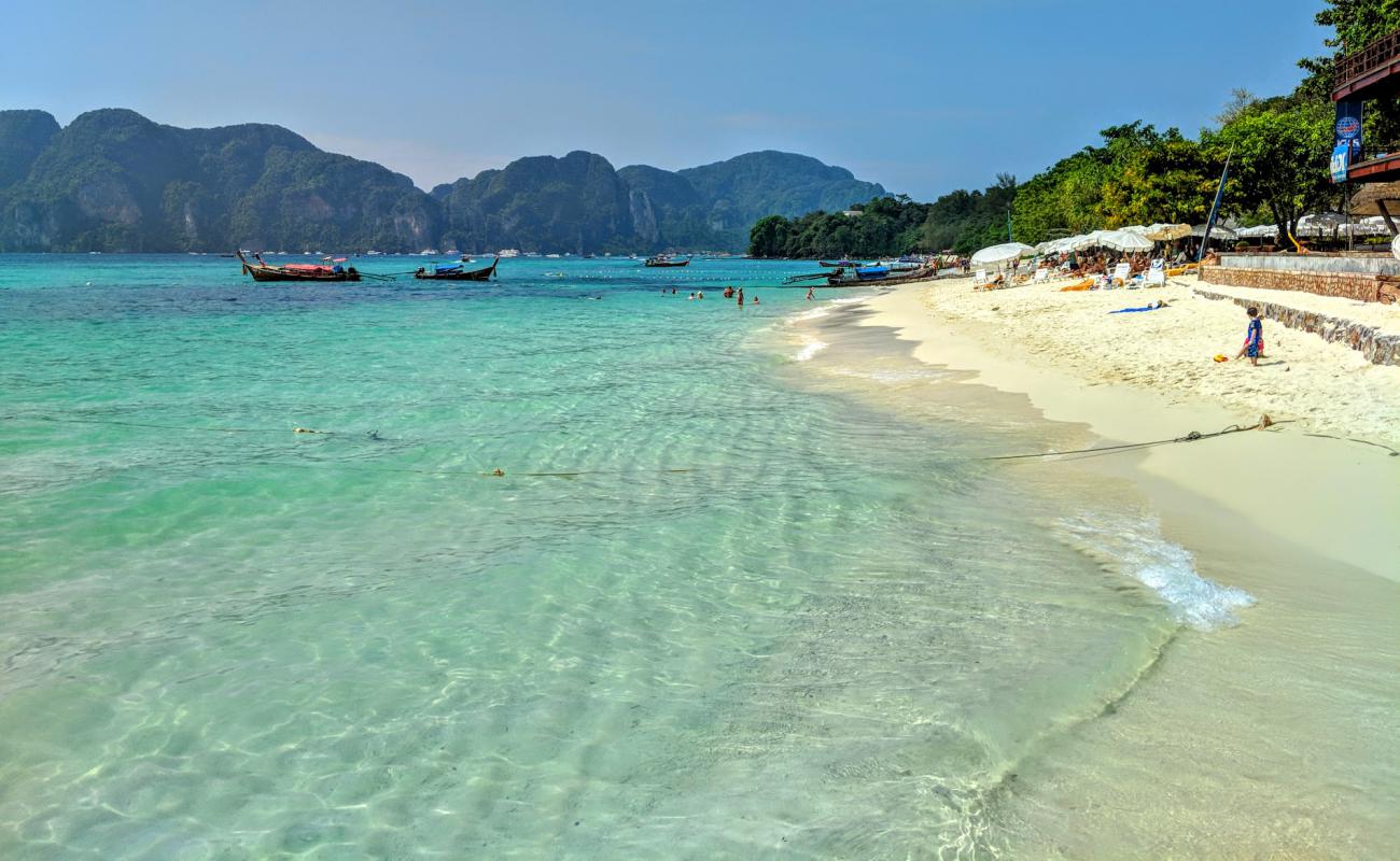 Photo de Plage de Phi Phi Long avec sable fin blanc de surface