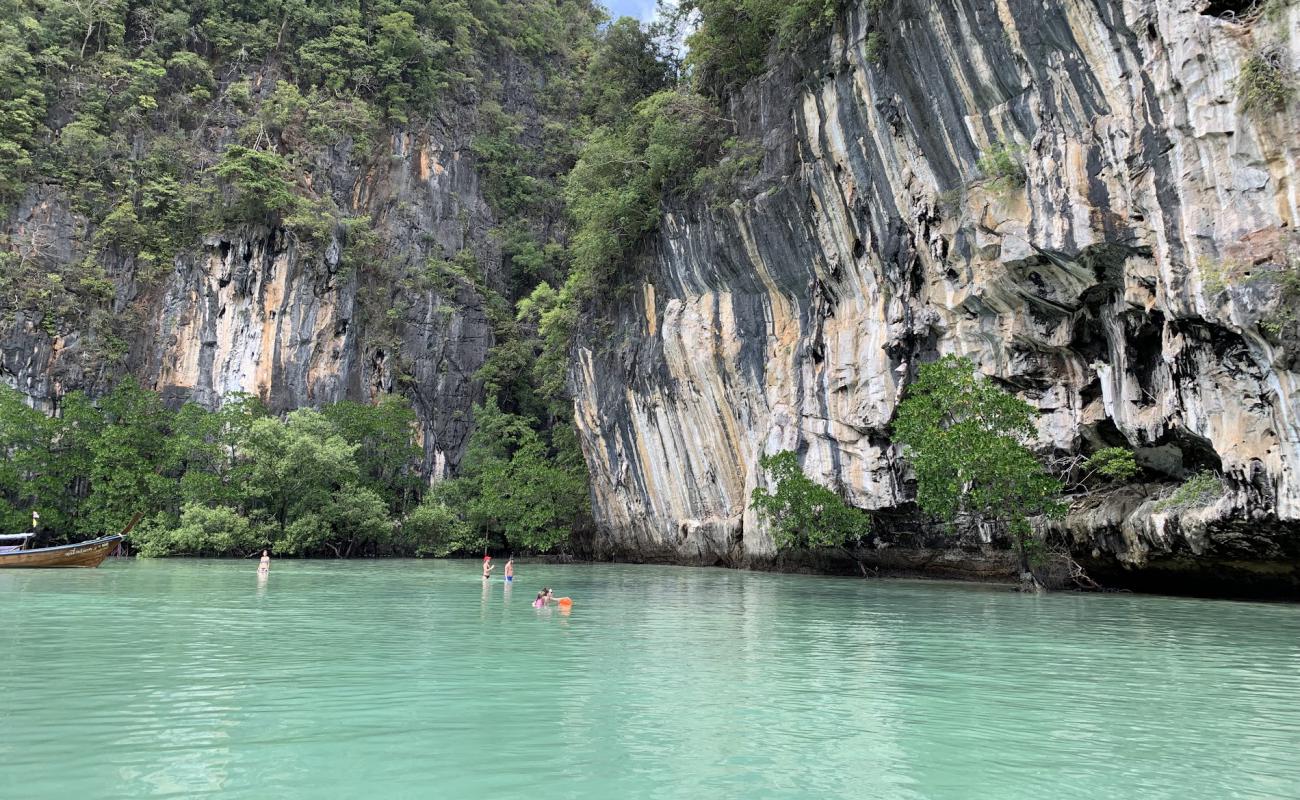 Photo de Lagoon of Hong island avec sable lumineux de surface