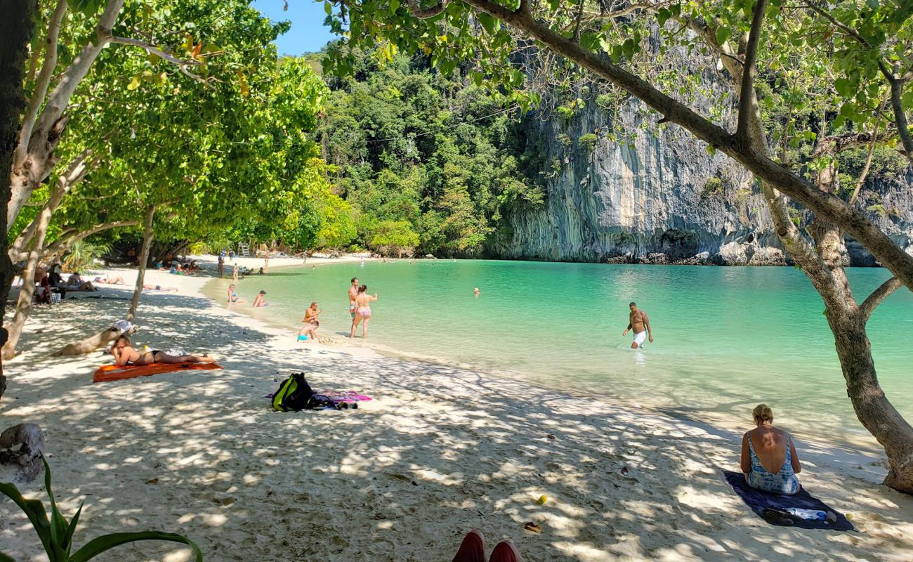 Photo de Plage de Koh Hong avec sable fin blanc de surface