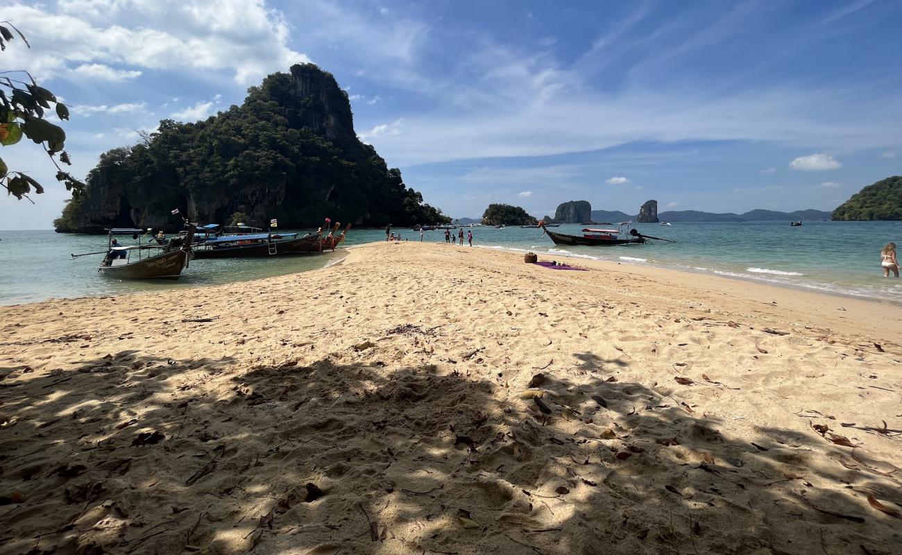 Photo de Rai Island Beach avec sable lumineux de surface