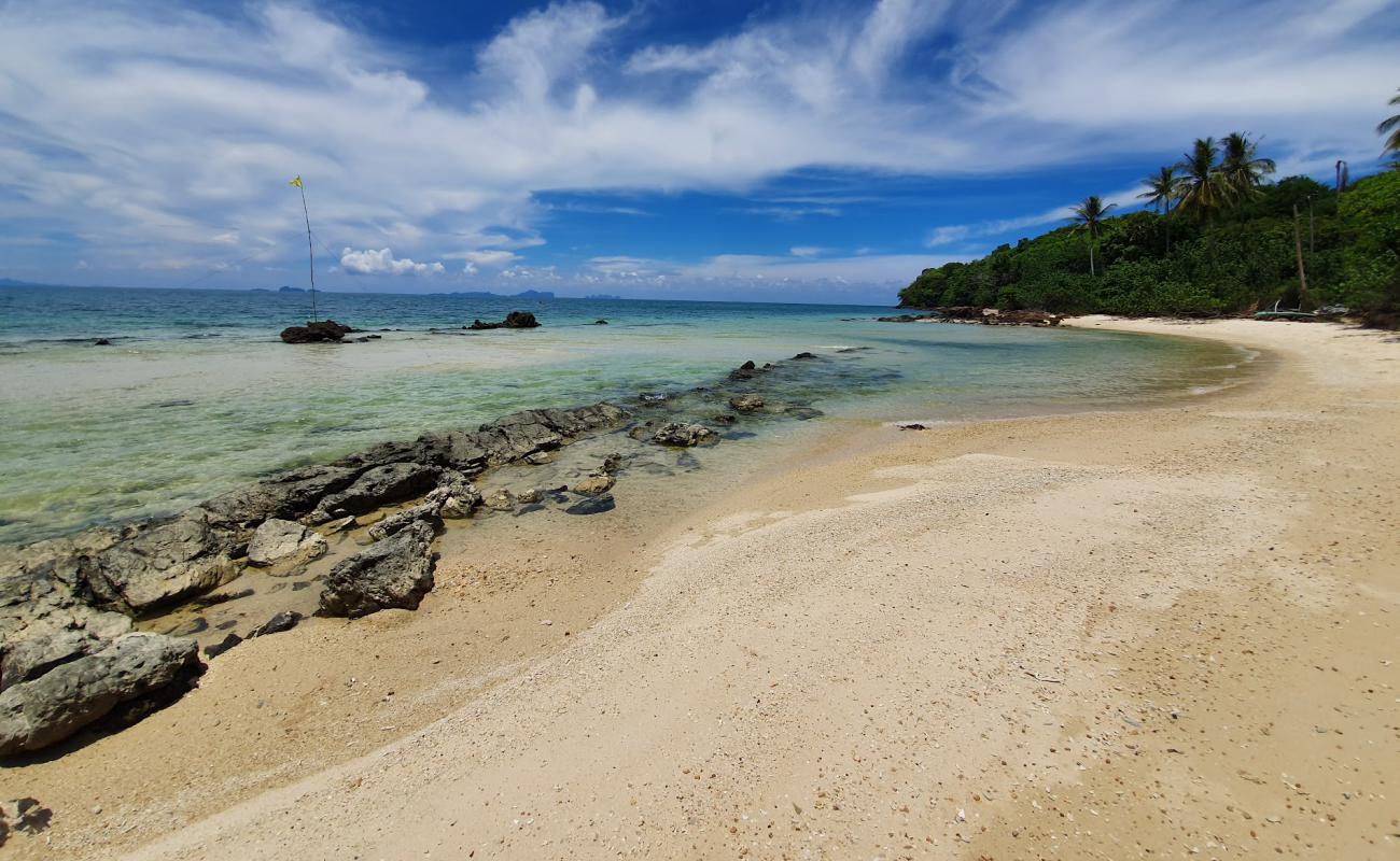 Photo de Ao Sai Beach avec sable beige & galets de surface