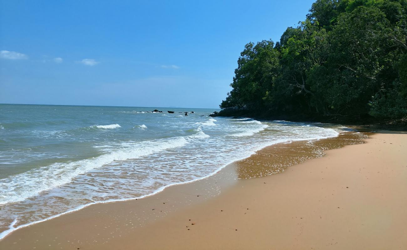 Photo de Nok Ok Cape Beach avec sable brun de surface