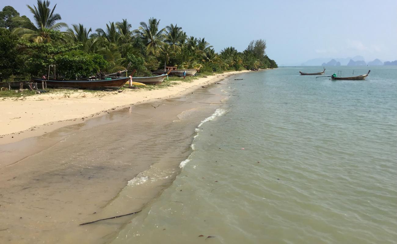 Photo de Koh Yao Yai Beach avec sable fin et lumineux de surface