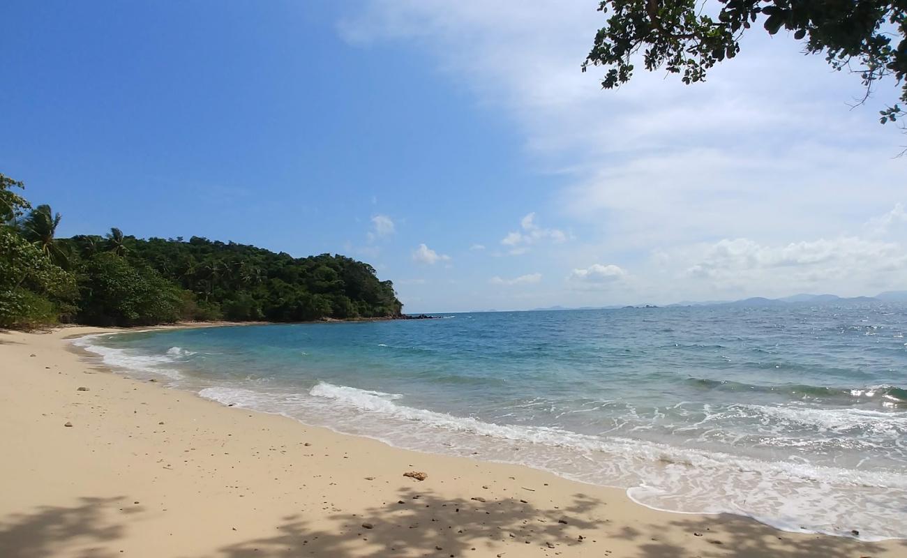 Photo de Ao Muong Beach avec sable lumineux de surface