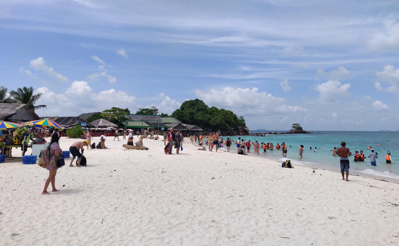 Photo de Khai Nai Beach avec sable beige de surface