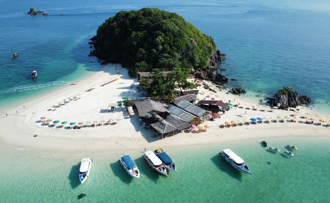 Photo de Khai Nok Beach avec sable fin blanc de surface