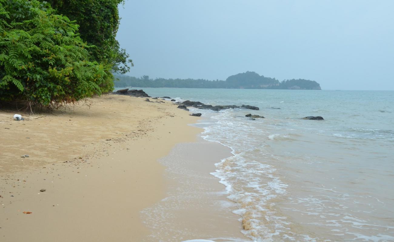 Photo de Lom Le Beach avec sable lumineux de surface