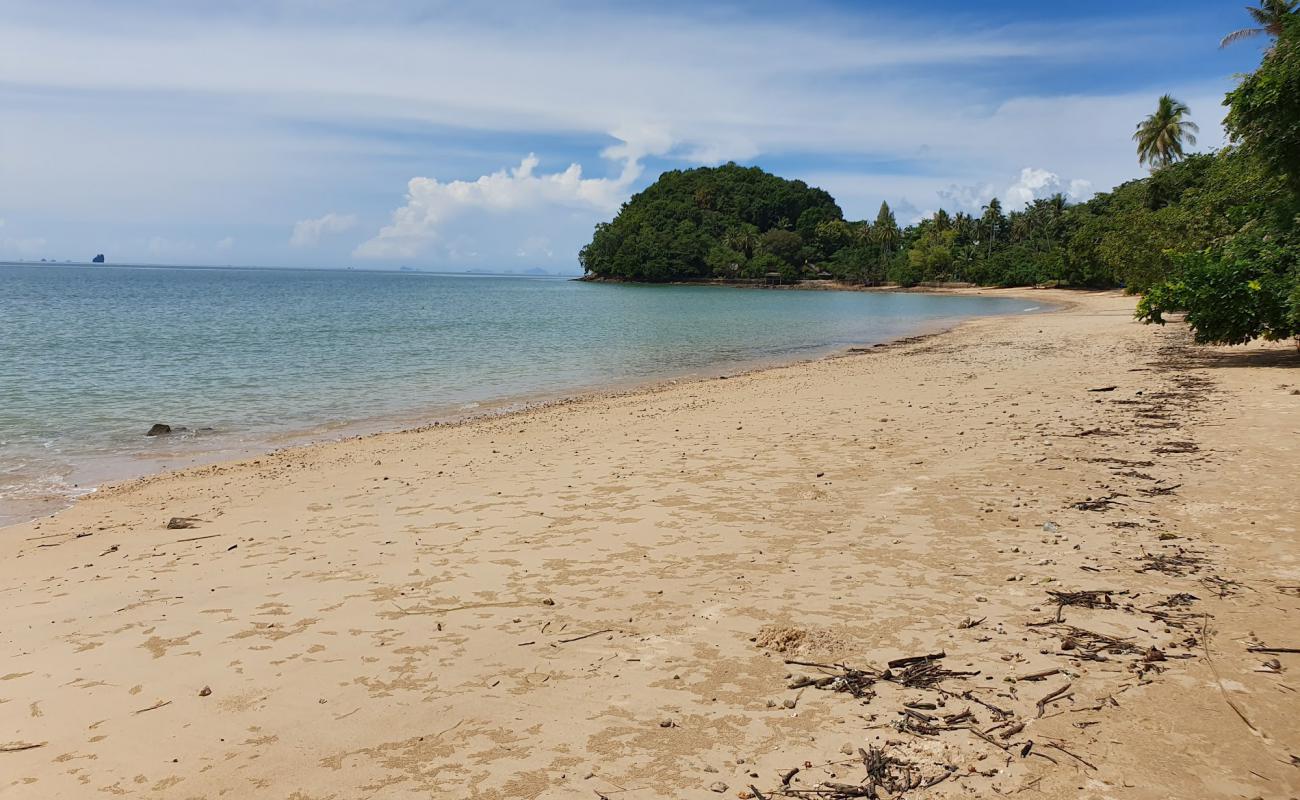 Photo de Klong Jark Beach avec sable lumineux de surface