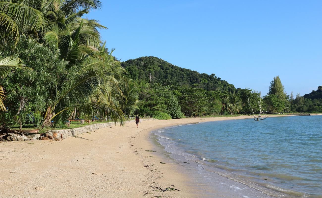 Photo de Tha Khao Beach avec sable lumineux de surface