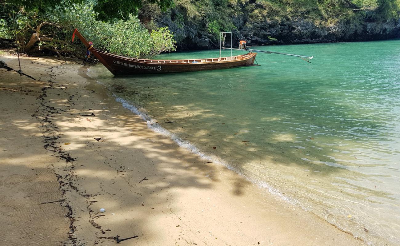 Photo de Kian Bay Beach avec sable brillant et rochers de surface