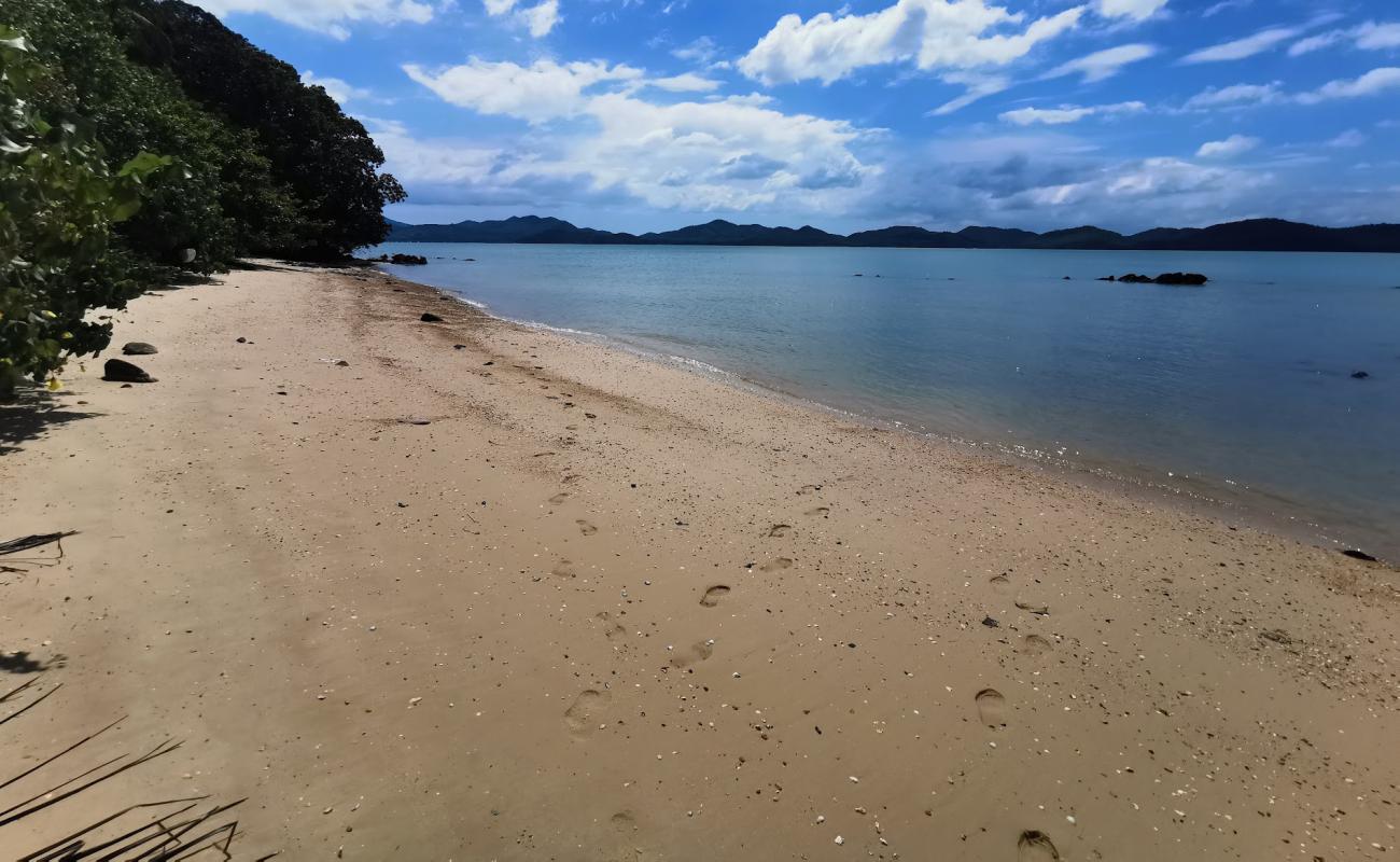 Photo de The Hideout Beach avec sable lumineux de surface