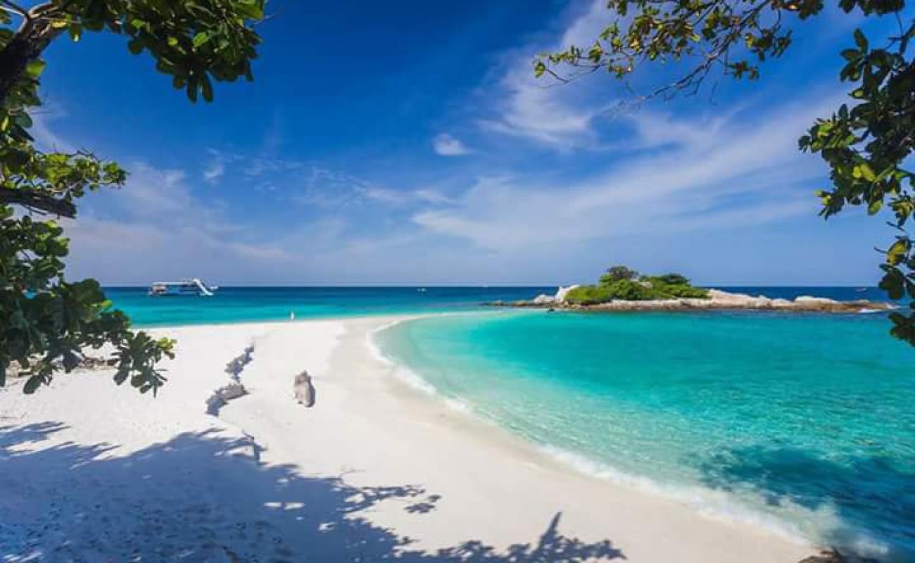 Photo de Racha Noi Beach avec sable lumineux de surface