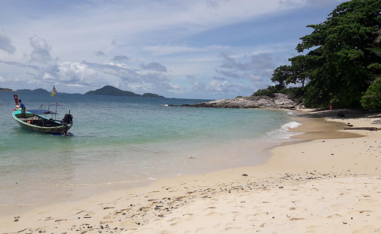 Photo de Ko Kaeo Yai Beach avec sable lumineux de surface