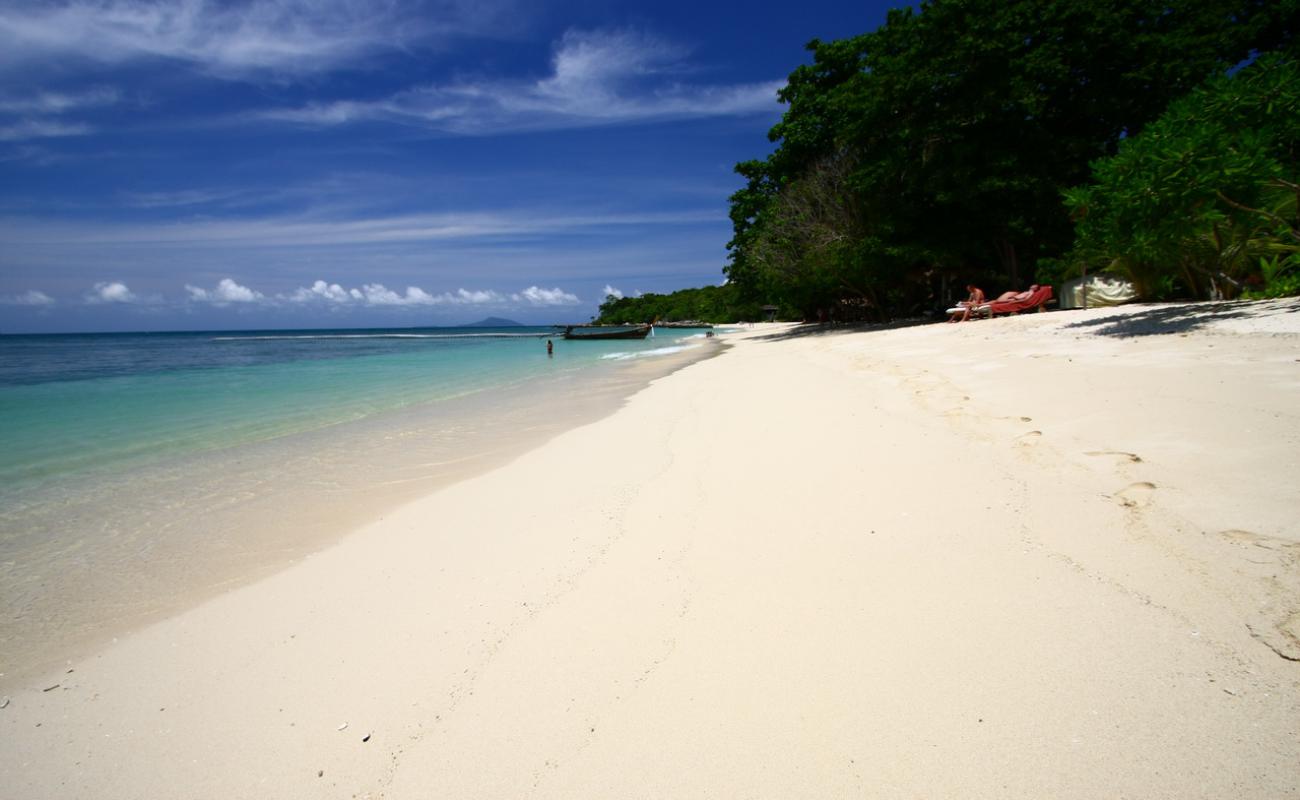 Photo de Ko Bon Beach avec sable fin et lumineux de surface