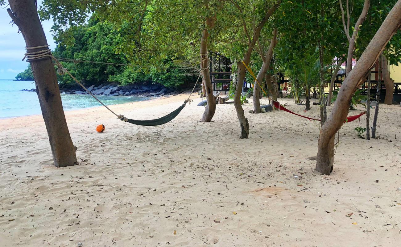 Photo de Sea and I Lon Island Beach avec sable lumineux de surface