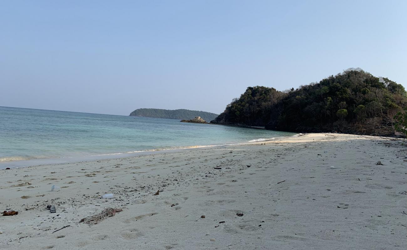 Photo de Koh Lon Beach avec sable beige de surface
