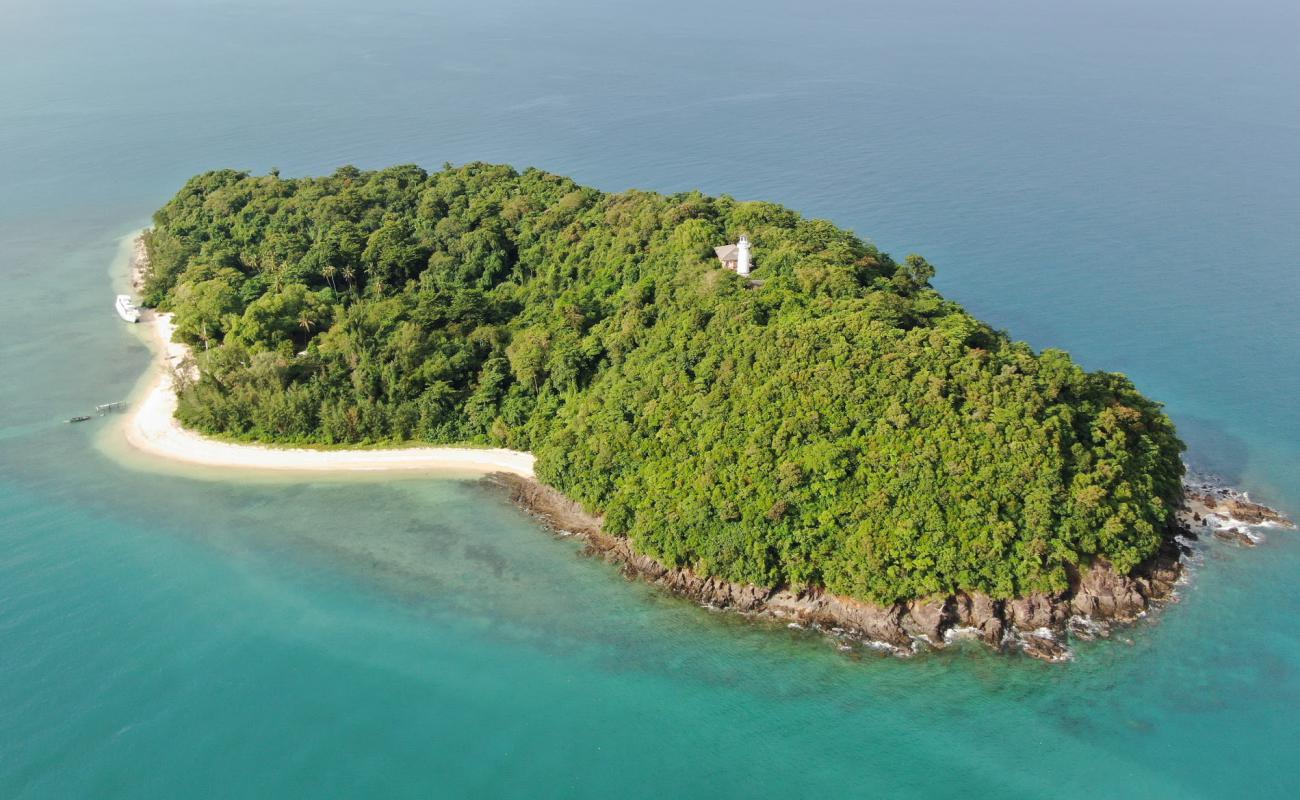 Photo de Koh Tapao Noi Beach avec sable lumineux de surface