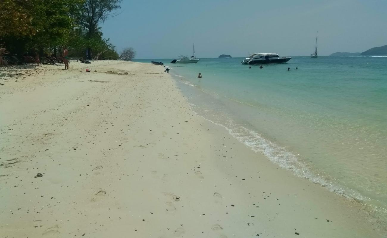 Photo de Ko Rang Yai Beach avec sable lumineux de surface