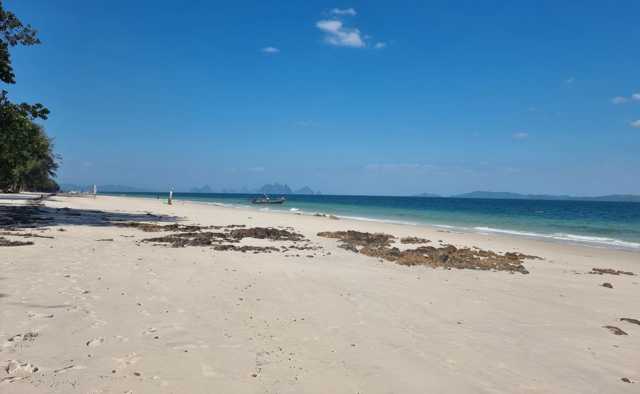 Photo de Ko Naka Yai Beach avec sable lumineux de surface