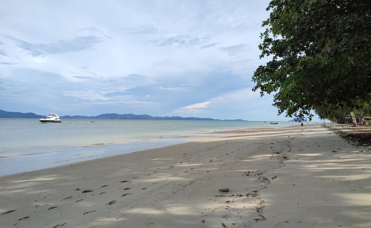 Photo de Tab Po Beach avec sable lumineux de surface